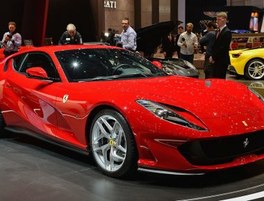 Όταν βγαίνει νέα Ferrari τα άλλα αυτοκίνητα βαράνε προσοχή (βίντεο)